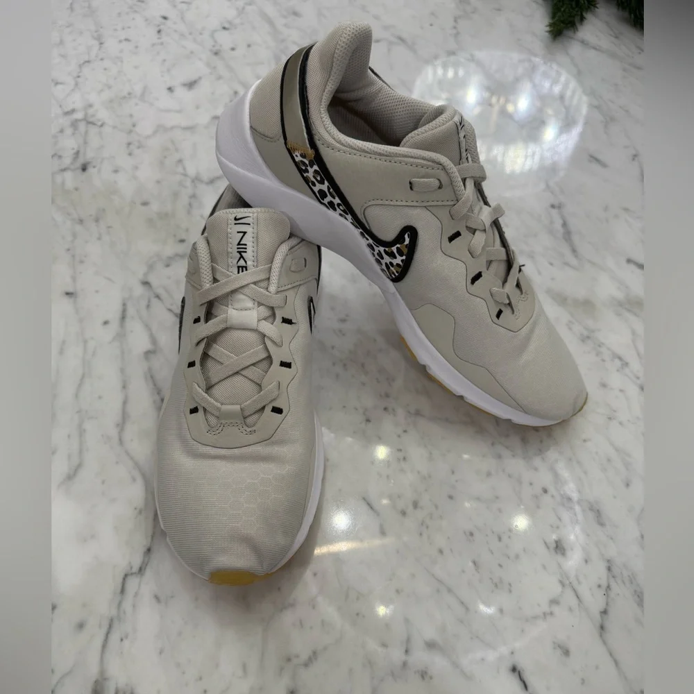 EXCELLENT Nike Legend Essential 2 Cream Sneakers with Leopard Print Size 9 - Picture 5 of 11